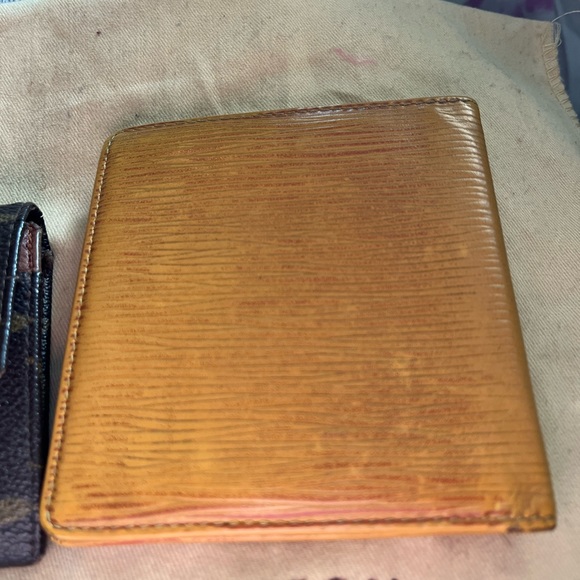 Authentic Louis Vuitton Men’s epi wallet - Picture 7 of 7